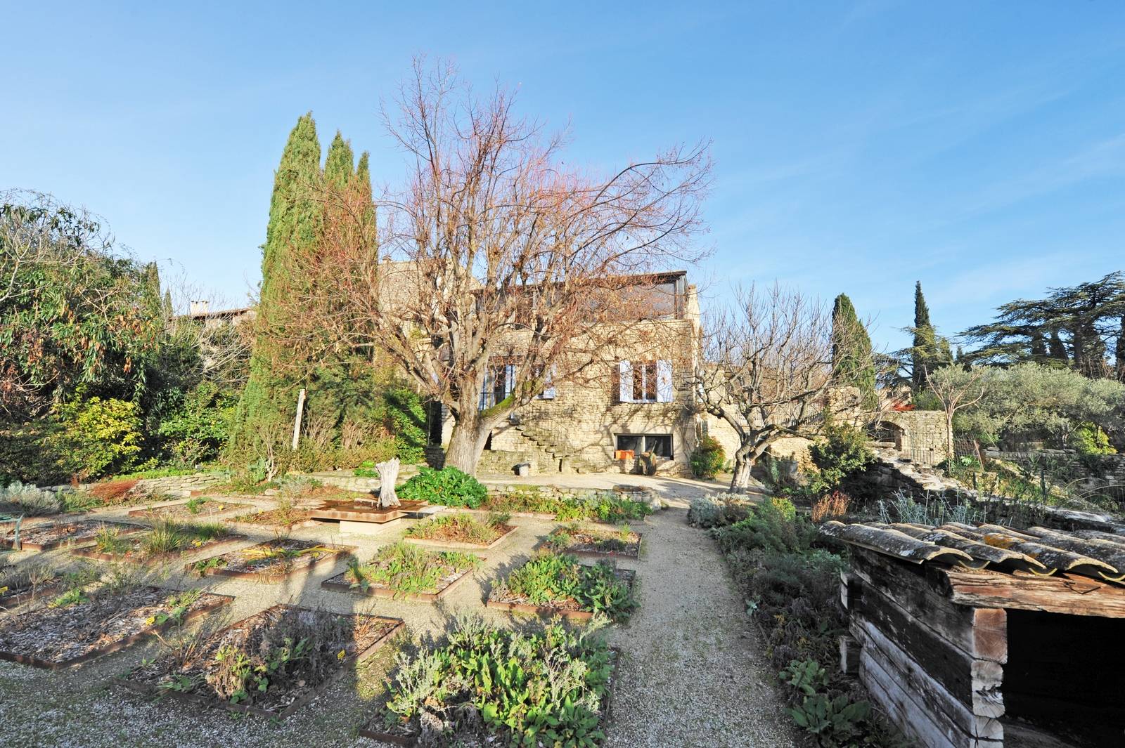 à Cabrières-d'Avignon, rare ensemble immobilier sur près de 2300m² de terrain    