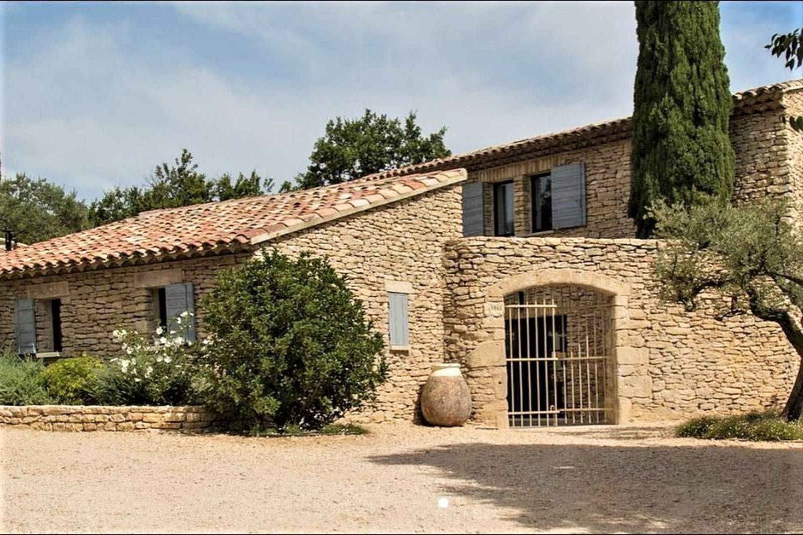 à Gordes, belle propriété de famille avec piscine et terrain de tennis   