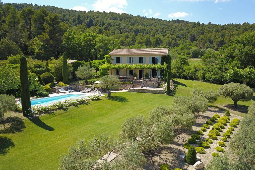 EXCLUSIVITE - Bastide provençale avec dépendances et vue panoramique sur 2,5 hectares à vendre au coeur du Luberon  