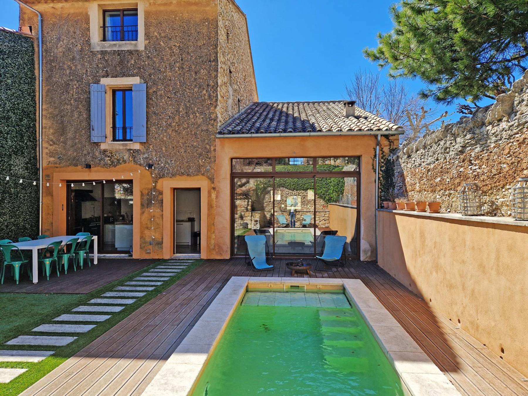 Au cœur de Saint-Saturnin-les-Apt, ancienne maison de village restaurée avec joli jardin et piscine - BIEN VENDU