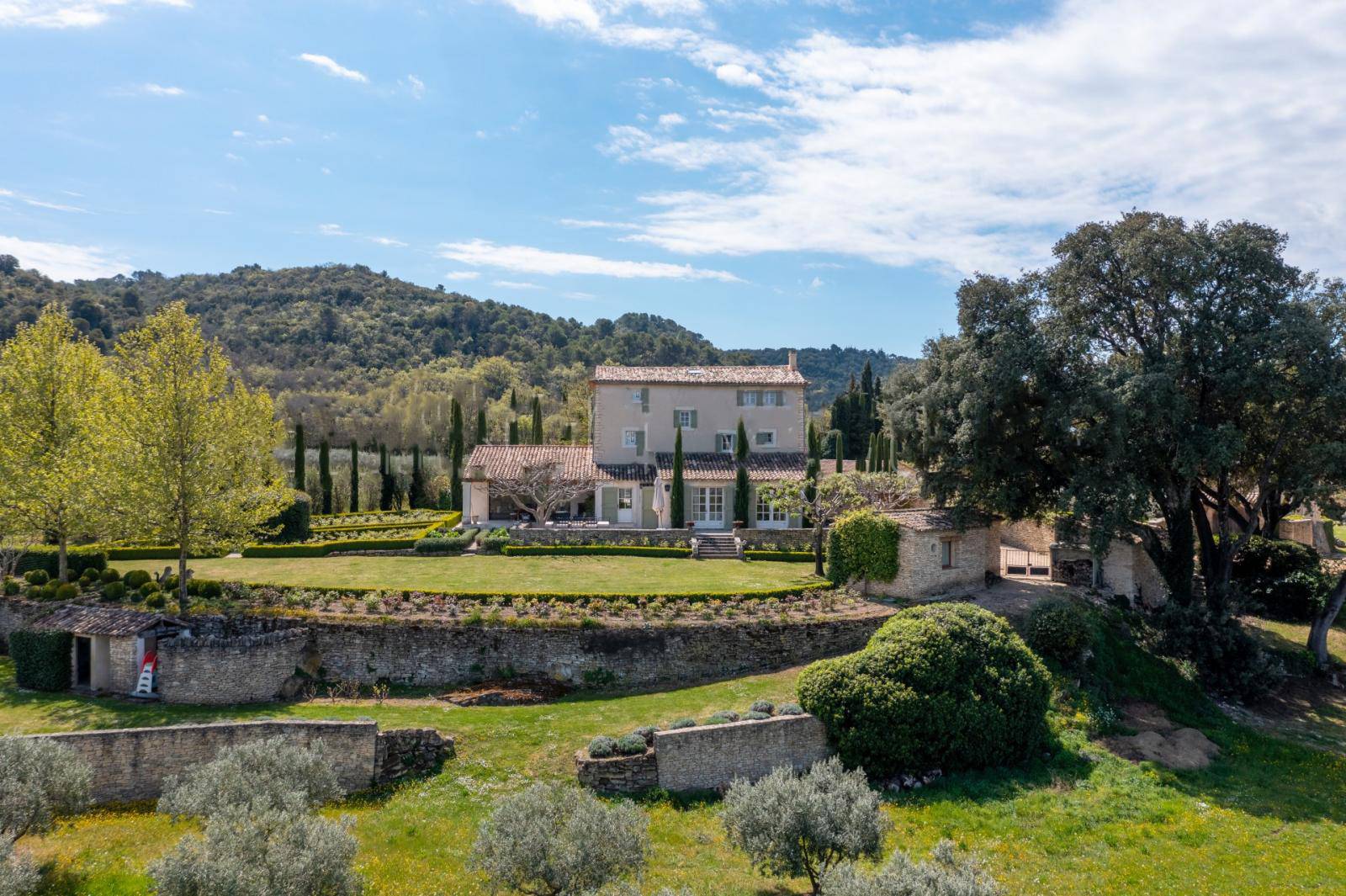 A BONNIEUX, BASTIDE AVEC PISCINE ET TRES BELLES VUES   
