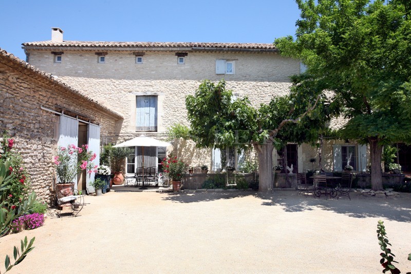 Mas restauré proche de Gordes  avec piscine et vue sur le Luberon.