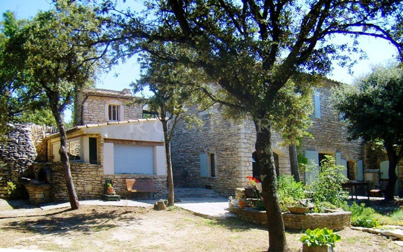Provence, Gordes,  à vendre,  maison de hameau provençal, entièrement restaurée,  avec dépendances et terrain clos de murs en pierres.