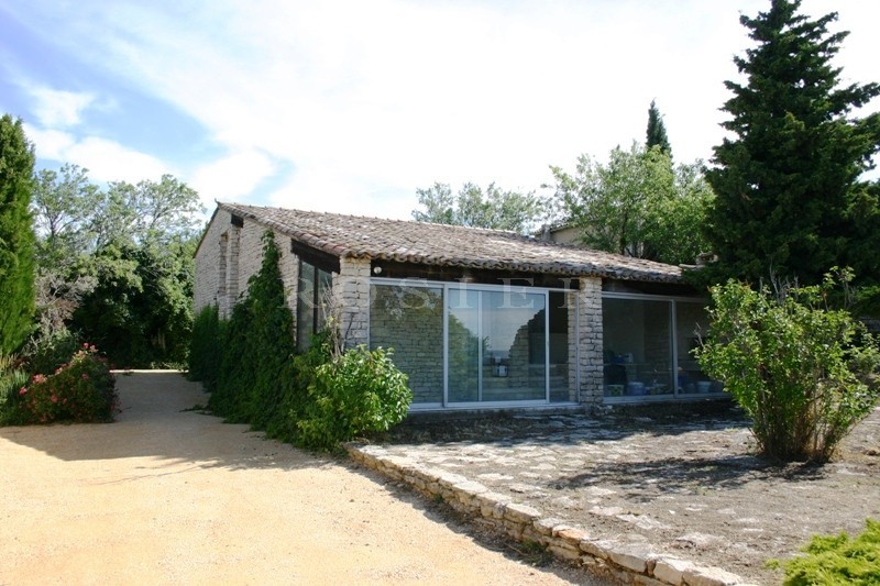 Maison en pierre à Gordes  avec borie et jardin.