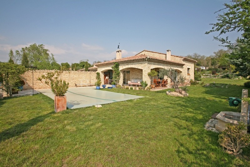 Maison en pierre proche de Gordes  avec piscine et vue sur le Luberon.