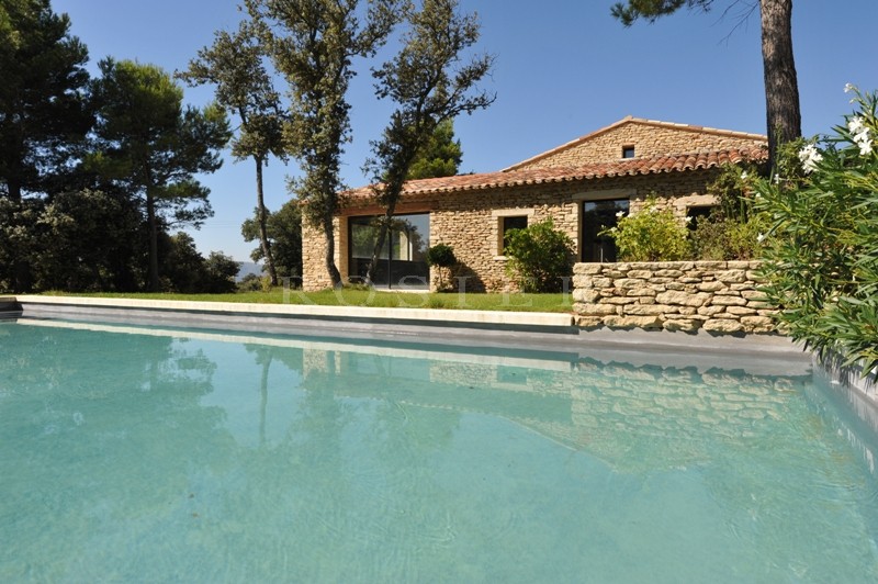 Provence, Luberon, dans la garrigue de Gordes,  à vendre, propriété provençale avec jardin de 6 500 m² environ et piscine   