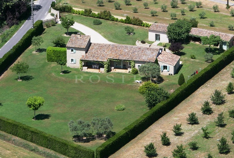 Maison en pierres sèches,  proche du massif du Luberon  