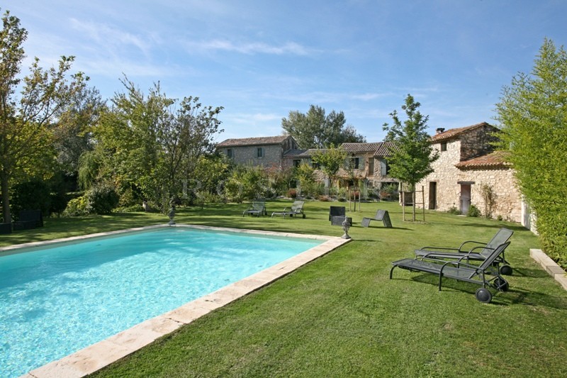 A vendre en Pays des Sorgues,  superbe domaine, en pierres, comprenant  une maison principale, plusieurs gîtes, 2 piscines. Beaucoup de possiblités. 