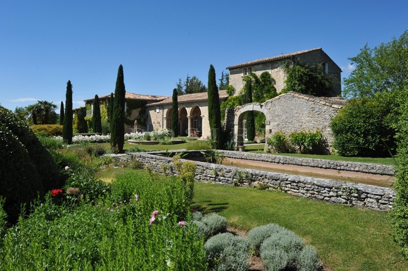 A vendre par ROSIER,  superbe propriété sur domaine de 35 hectares avec maison d'amis, maison de gardiens,  piscine chauffée, pool house, tennis 