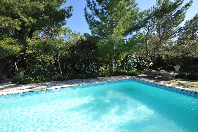 Maison avec piscine proche Luberon   au milieu de terres agricoles