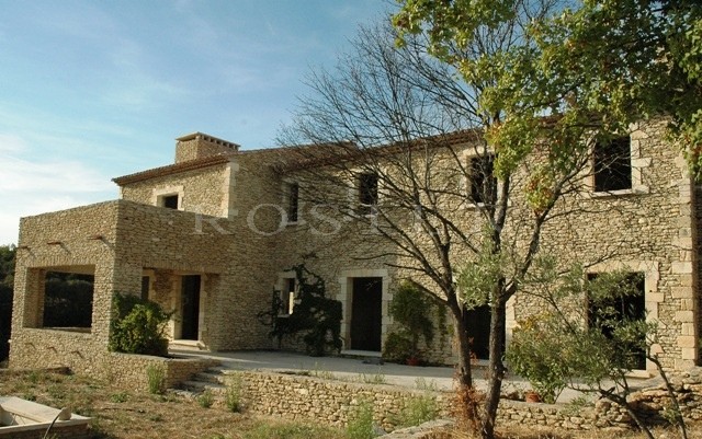 Maison avec piscine en Luberon  sur un terrain d'un hectare complanté d'oliviers et cerisiers