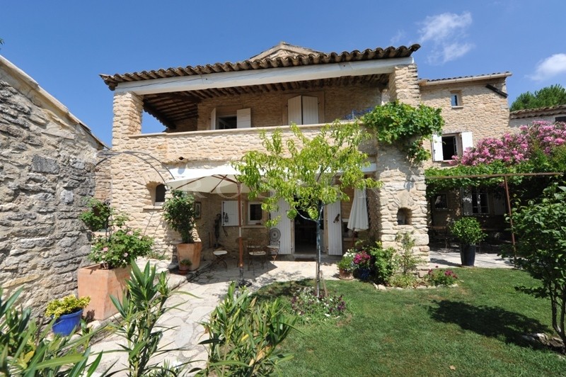 Maison de hameau avec piscine  en Luberon, proche de Gordes  