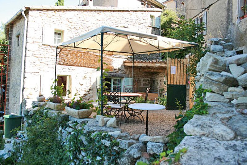 Charmante maison dans un village du Luberon  avec terrain clos et vues sur le Luberon et la vallée.