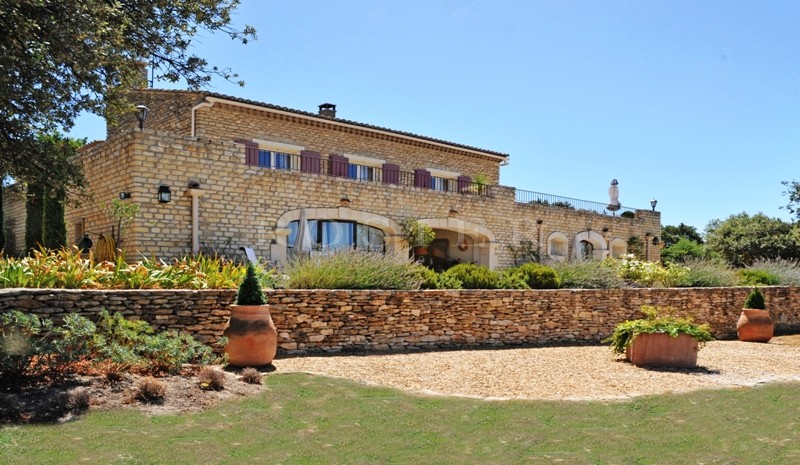 Maison en pierres sur 1,6 hectares  en Luberon  