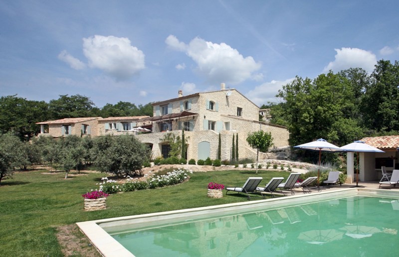 A vendre,  en bordure du superbe village de Gordes, grande maison en pierres avec vues sur le Luberon 