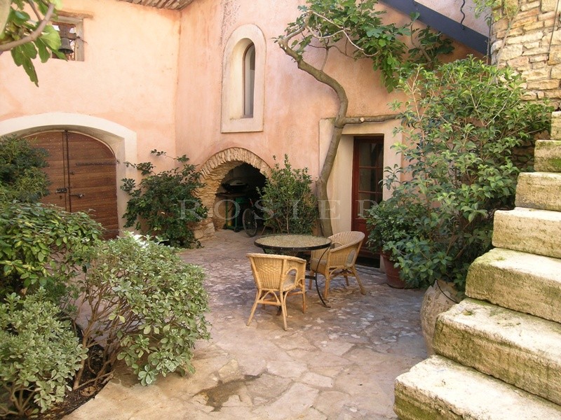 En vente en Luberon,  ancienne magnanerie du XVIIIème siècle convertie en belle maison de hameau,  avec une cour intérieure arborée et une piscine.  Beaucoup de charme