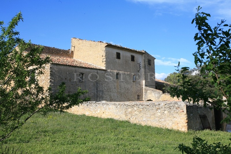 Sur les flancs du Luberon Sud, bastide du XVIIᵉ siècle avec dépendances et bergerie, à restaurer, offrant 590 m² sur 26,7 hectares mêlant bois, terres agricoles et vignes AOC.