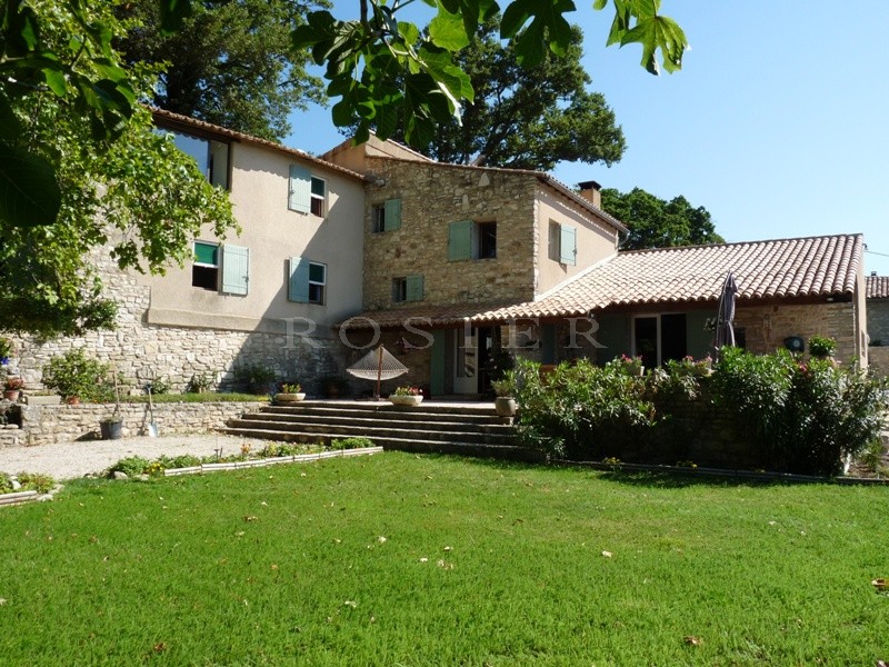Mas du 18ème siècle restauré en Luberon  avec jardin paysagé