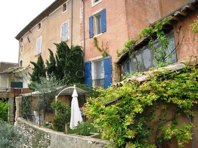 Deux maisons reliées au centre d'un village remarquable en Luberon.   