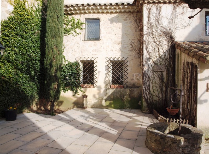 Luberon, à vendre, maison ancienne rénovée, de 8 pièces principales,  avec une chapelle de 1673 et une cour intérieure.  