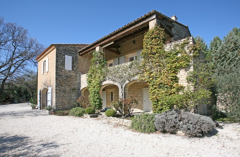 En Provence,  à vendre, maison en pierres avec piscine, à proximité du beau village médiéval de Gordes et du Luberon.    