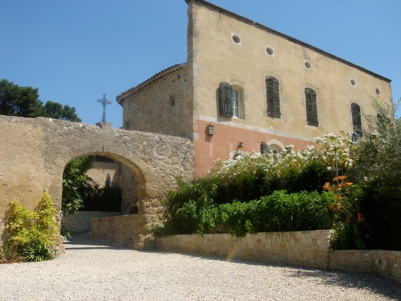 Entre Luberon et massif des Alpilles,  à vendre, château provençal avec dépendances, sur plusieurs hectares de terres vallonnées,  avec piscine