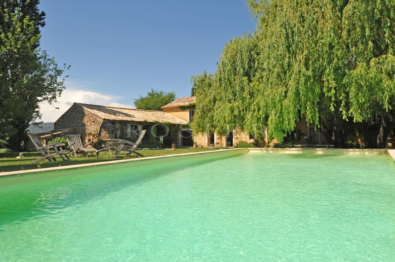 Mas ancien plein de charme en Luberon sur plus de 3 hectares 