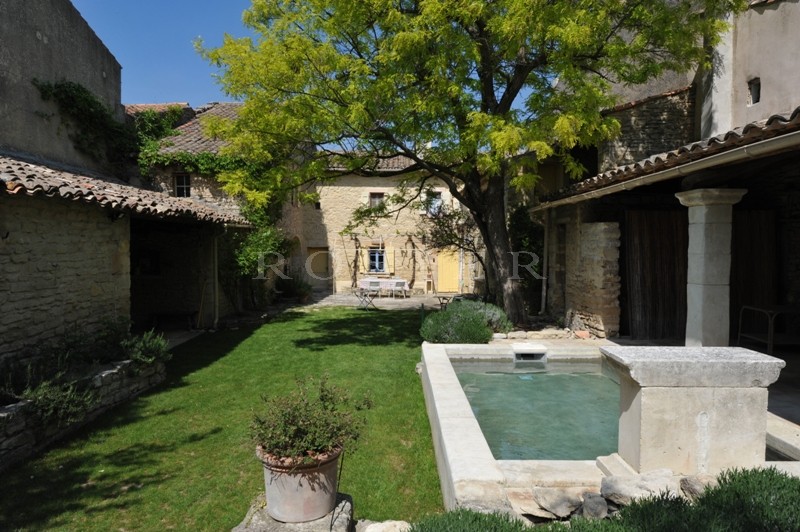 Jolie maison de village au coeur du Luberon,  avec jardin et bassin