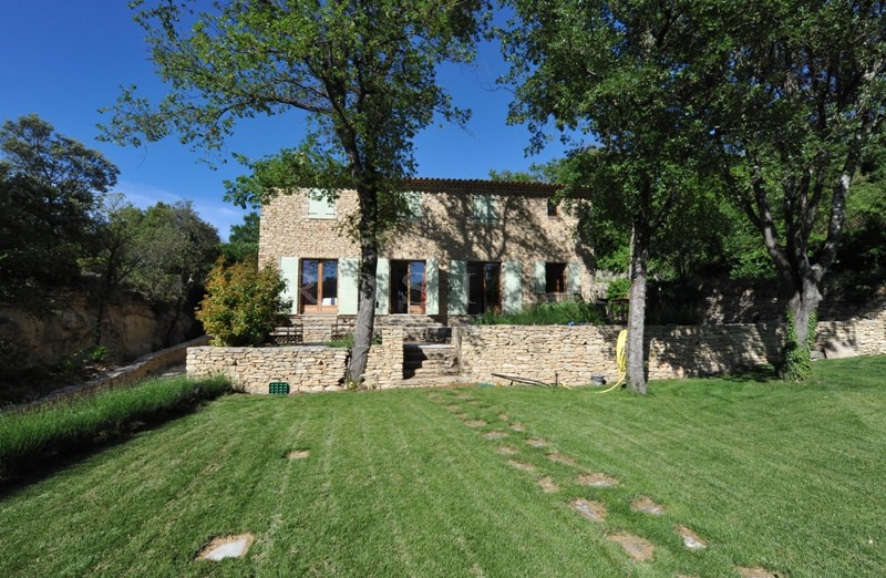 Construction neuve en pierres sèches lovée dans un vallon proche de Gordes et du Luberon  