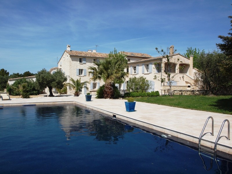 Maison avec piscine   proche Luberon