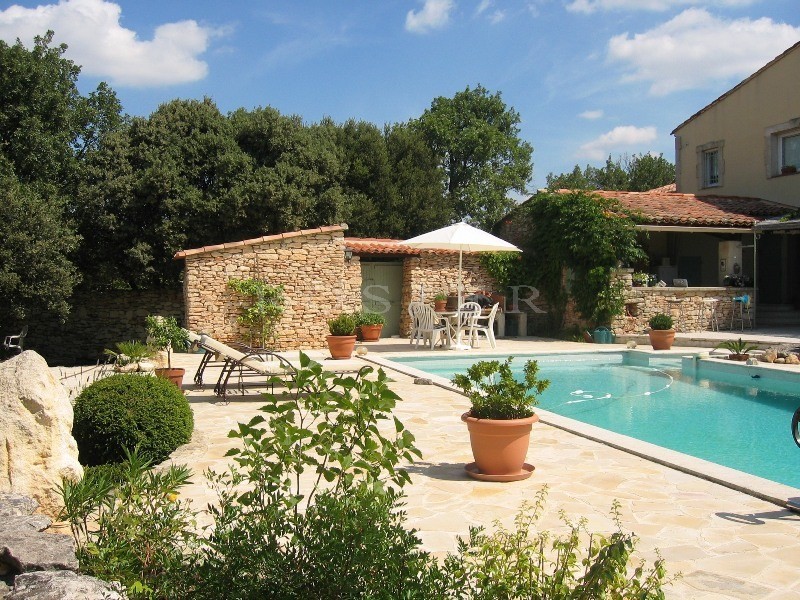 Maison récente avec piscine au coeur du Luberon sans être isolée  
