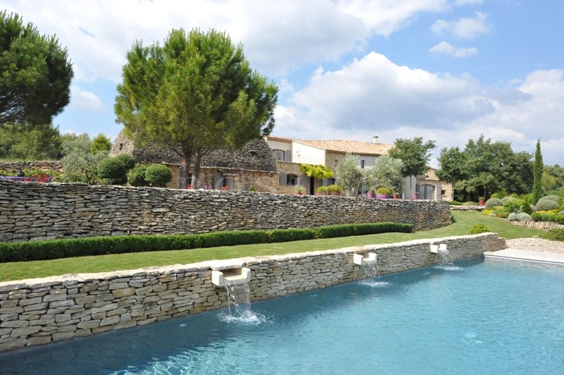 Superbe propriété d'agrément proche d'un village  sur environ 2 hectares avec vue sur le Luberon
