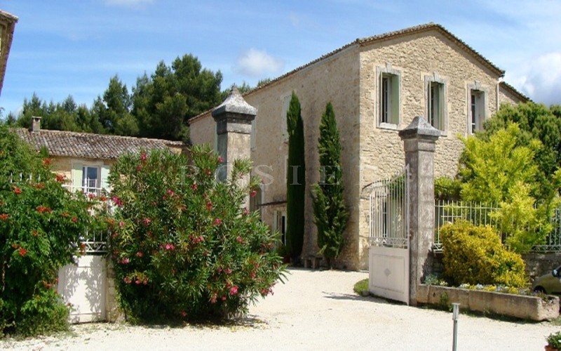 En Provence,  à vendre,   ancien domaine viticole devenu un lieu d'accueil avec plusieurs chambres d'hôtes et un centre de bien être.