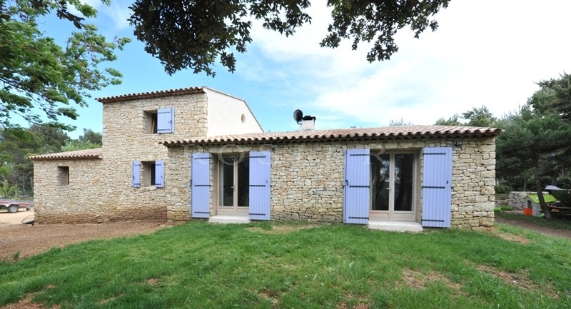 Au coeur des Monts du Vaucluse et dans le parc du Luberon,  à vendre, charmante maison en pierres avec beaucoup de charme.   