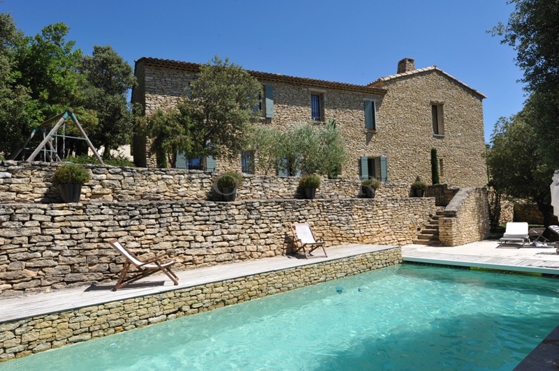 A vendre dans le triangle d'or du Luberon,   sur les hauteurs, propriété en pierres avec piscine en terrasse,  vues imprenables plein sud