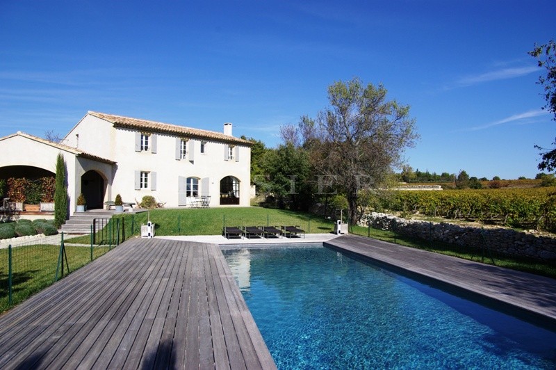 Maison avec piscine en Luberon  bénificiant de belles vues par dessus les vignes.