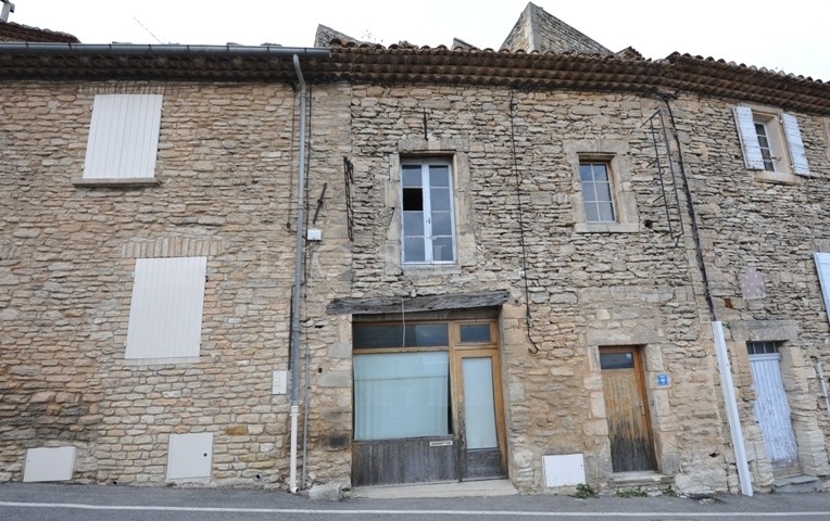Gordes, maison de village avec possibilité de commerce  