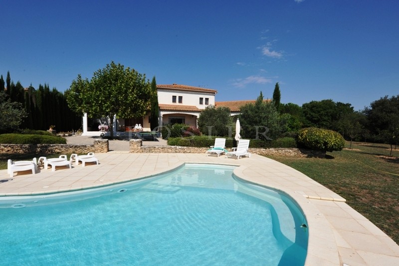 Dans le triangle d'or du Luberon,   maison récente avec piscine à vendre.