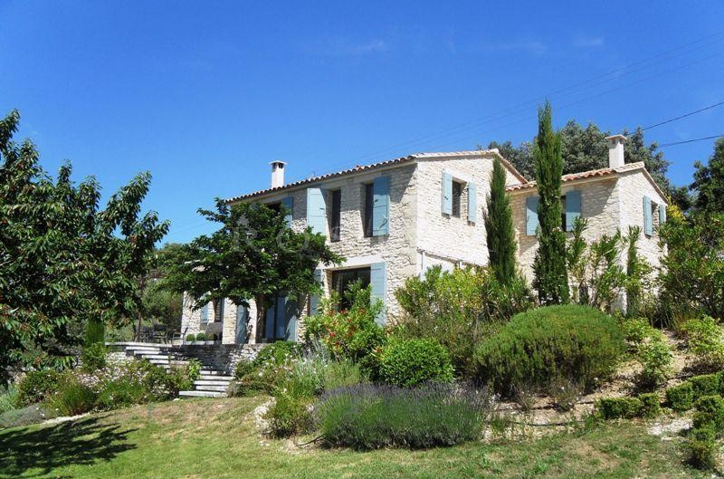 Entre Bonnieux & Ménerbes,   bergerie rénovée avec goût dans un secteur prestigieux.