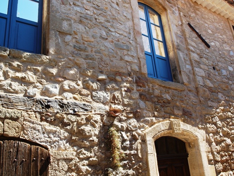 Provence, au sud du Luberon,  à vendre, maison ancienne du XVIIème siècle avec terrasse et jardinet,  au coeur d'un agréable village. 