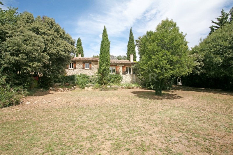 Dans les monts de Vaucluse et proche du village classé de Gordes, maison en pierres avec dépendances.  