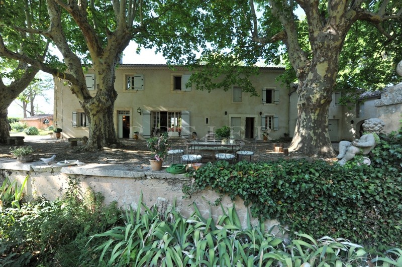 Ancien moulin du XVI siècle proche de Gordes, Goult et Menerbes  rénové avec beaucoup de goût.