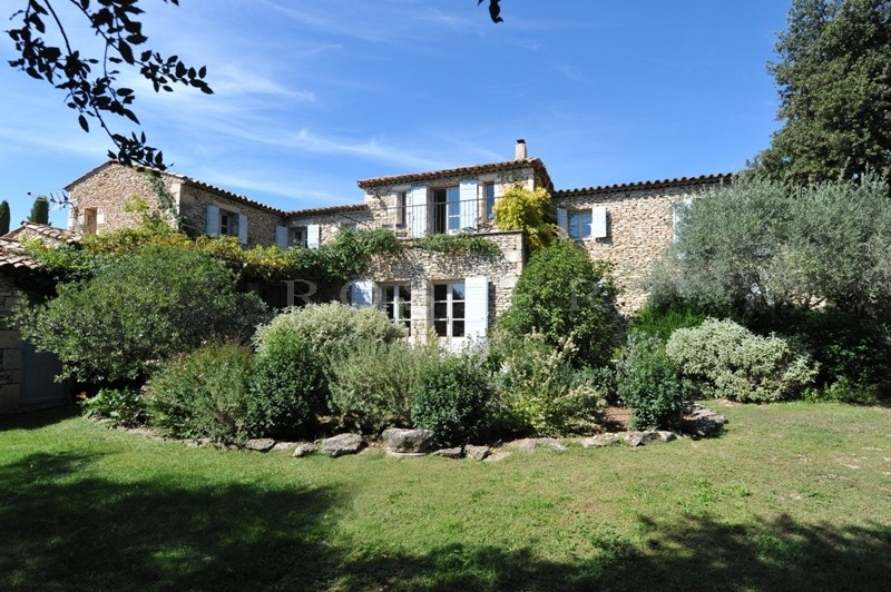 Gordes : proche du village avec belles vues sur la vallée du Luberon  