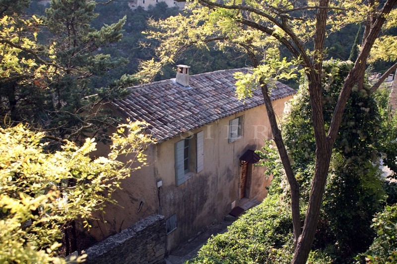 A quelques minutes à pied du centre d'un village perché du Luberon,   maison avec piscine et vue sur la vallée et la campagne environnante.