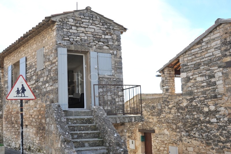 En Provence,  dans un beau village perché du Luberon,  à vendre  agréable pied à terre  rénové plein de charme.
