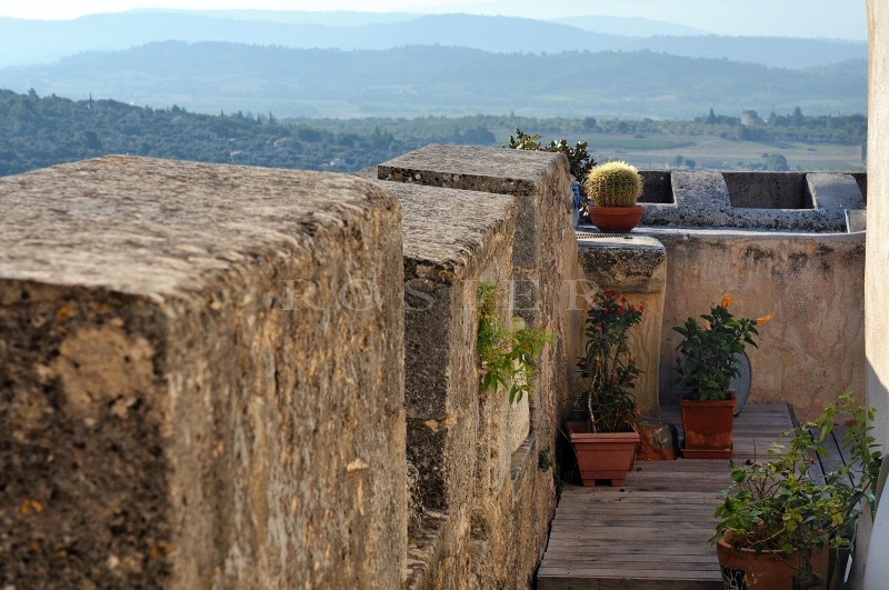 En vente, dans un village médiéval du Luberon,  exceptionnelle maison fortifiée, datant du XIIème siècle,  offrant une vue panoramique exceptionnelle 