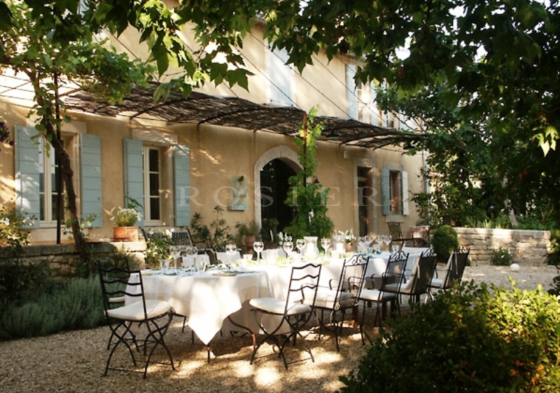 A proximité des villages perchés du Luberon,  à vendre,  superbe mas du XIXème siècle rénové avec goût et offrant de très belles vues, sur 1 hectare de terrain avec piscine
