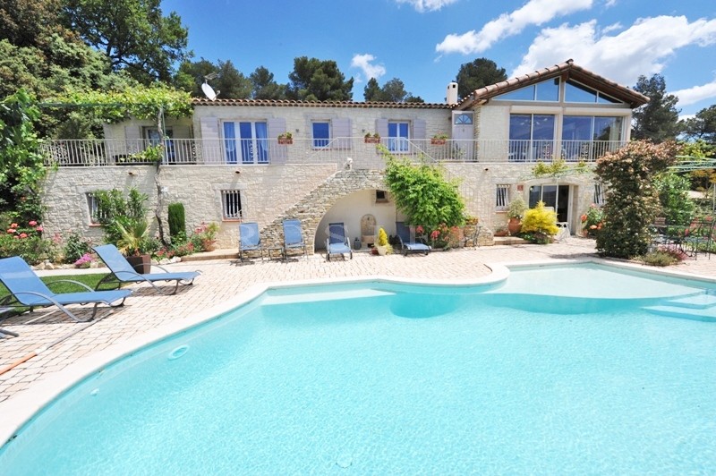 Luberon Sud, en vente, sur les hauteurs d'un quartier résidentiel entre Lourmarin et les Alpilles, maison récente avec piscine Diffazur à débordement et vues 