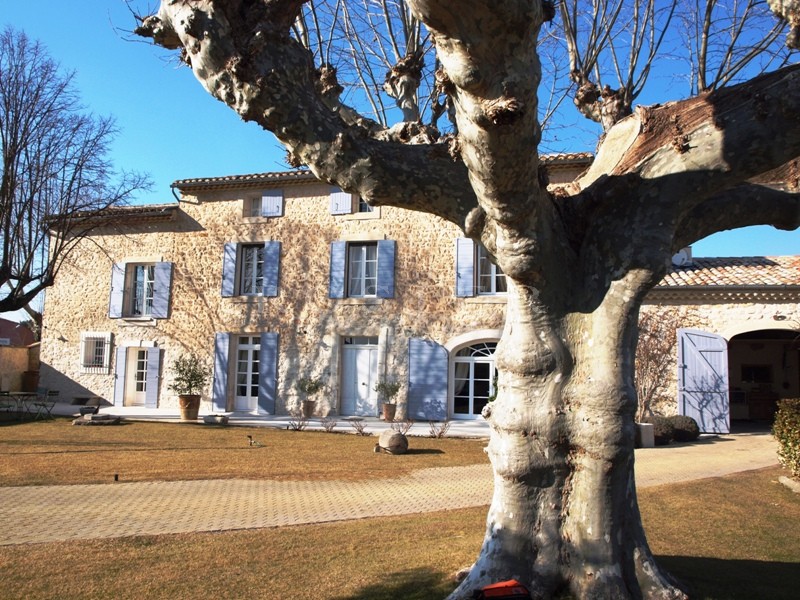 Proche des Antiquaires : Mas restauré au coeur d'un village réputé de la Provence  