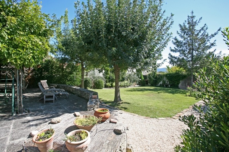 Proche Gordes :  Charmante maison de hameau disposant d'un jardin piscinable. 